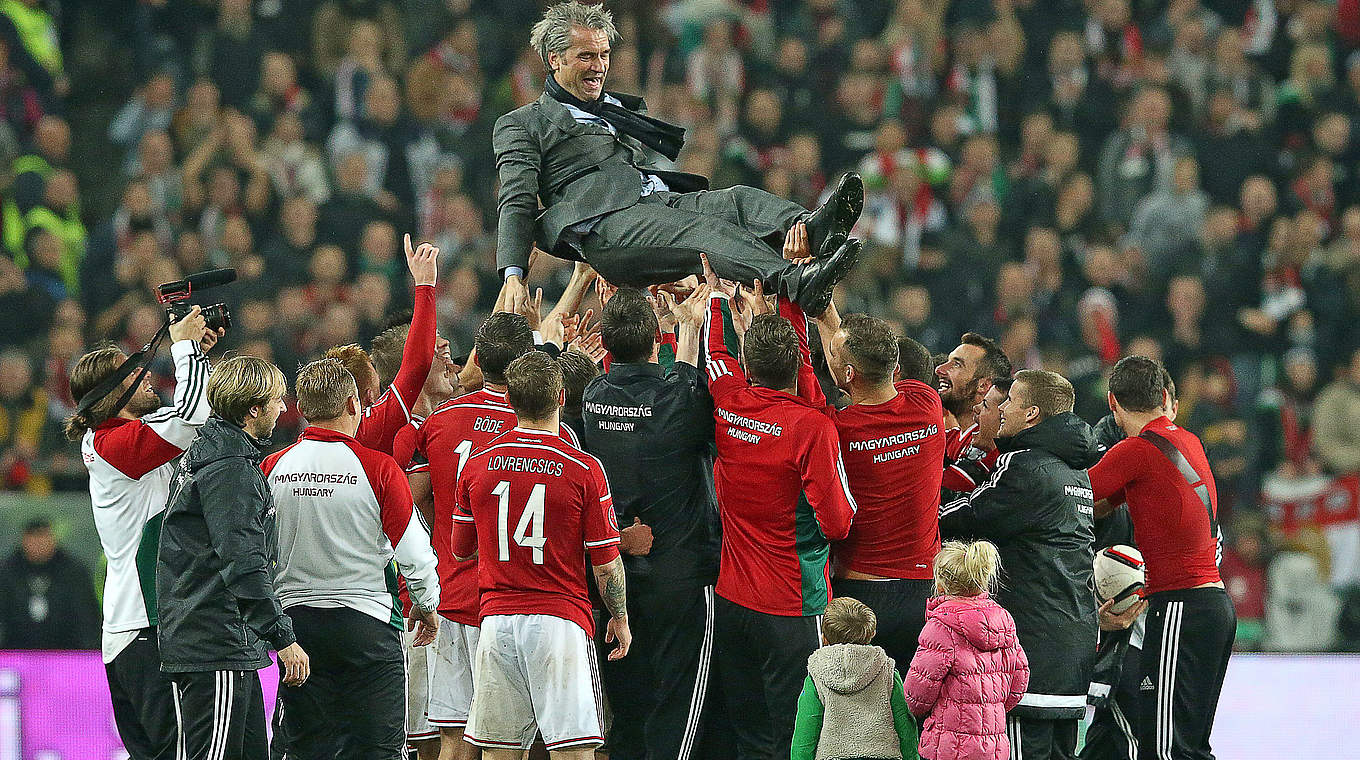 Bernd Storck obenauf: Der Jubel bei den Ungarn nach den Playoffs war groß © FERENC ISZA/AFP/Getty Images