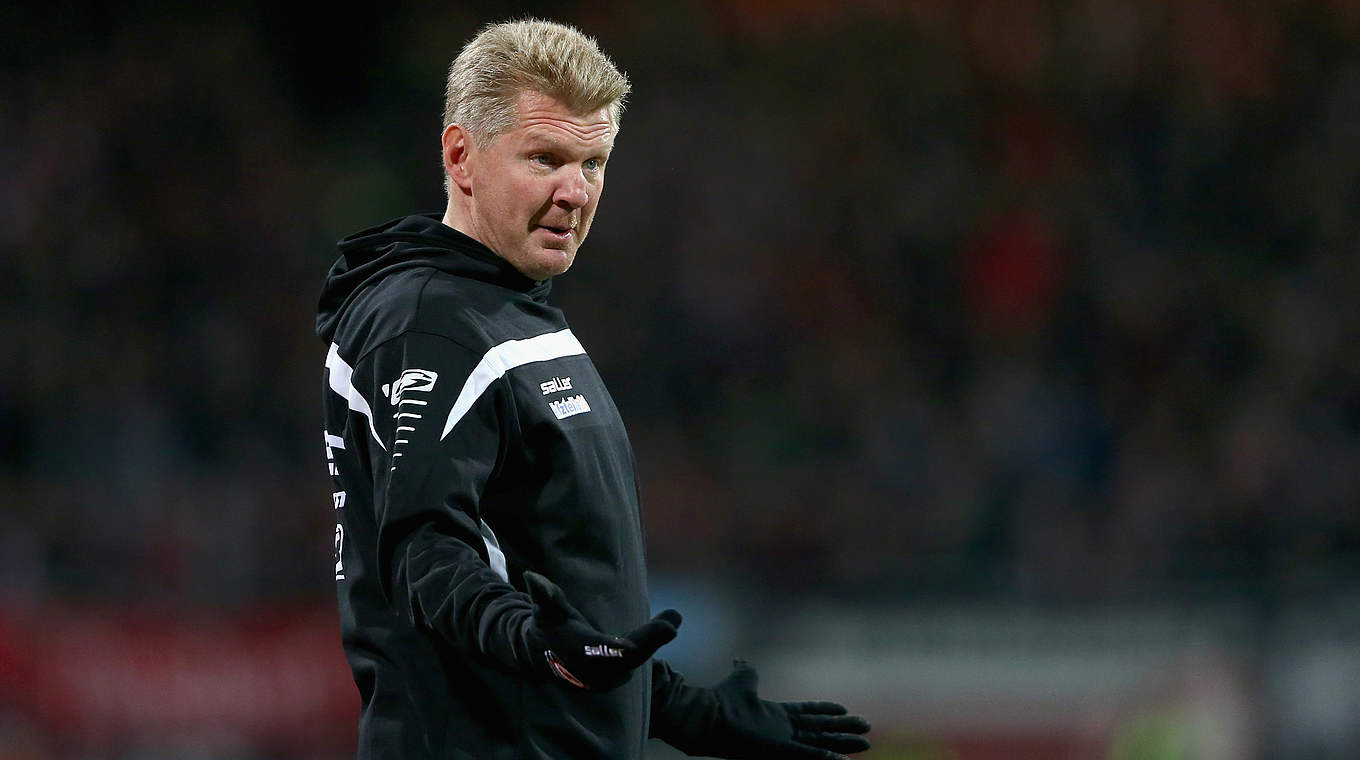 Verwundet über den Auftritt seines Teams: Paderborns Coach Stefan Effenberg © 2015 Getty Images