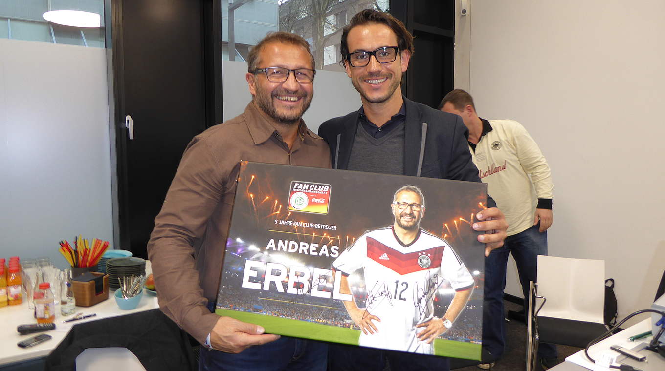Ausgezeichnet: Andreas Erbel (l.) mit Fan Club-Projektleiter Jürgen Eißmann © Fan Club Nationalmannschaft