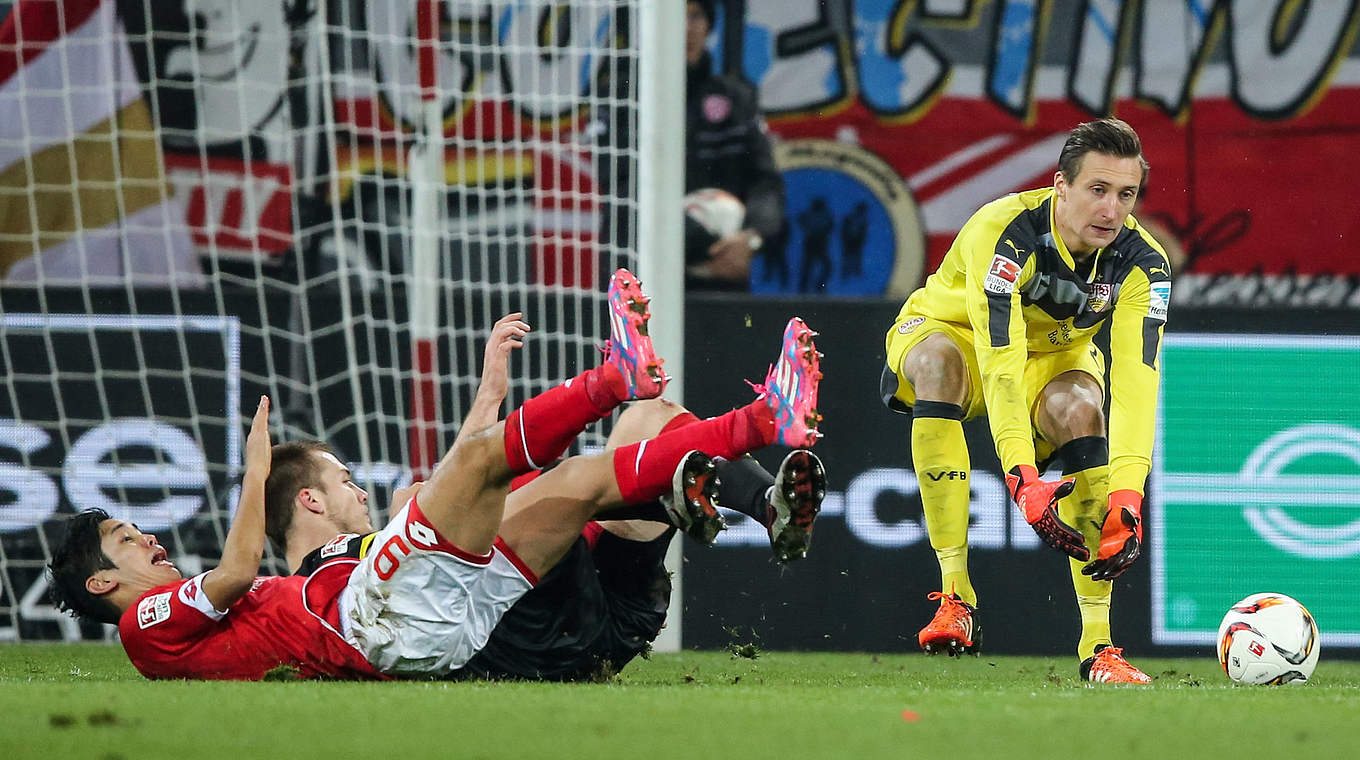 Mein Ball: Stuttgarts Keeper Tyton (r.) kommt vor dem liegenden Muto an die Kugel © 2015 Getty Images