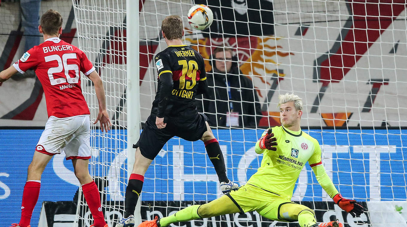 Sttutgart nearly break through: Werner turns the ball in, the linesman rules offside © 2015 Getty Images