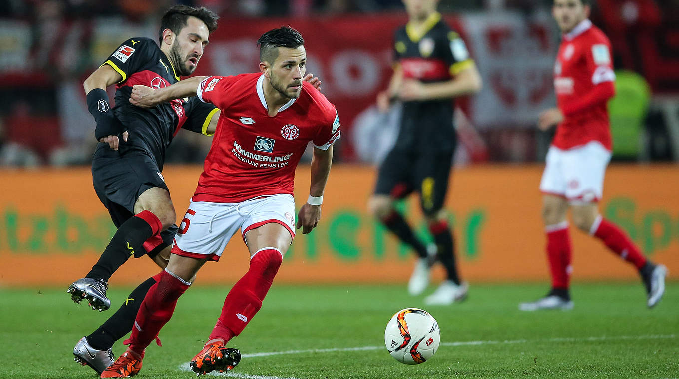 Danny Latza of Mainz taking on Lukas Rupp © 2015 Getty Images