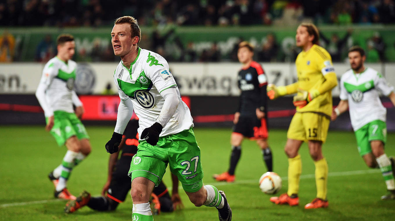 Maximilian Arnold scores the equaliser for Wolfsburg against Hamburg © 2015 Getty Images