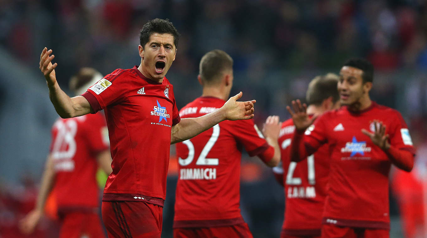 Lewandowski and Co. celebrate being top at Christmas © 2015 Getty Images