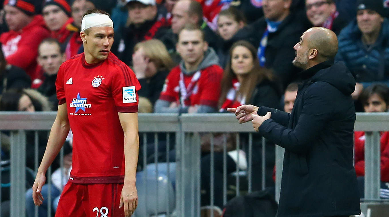 Im Gespräch mit Trainer Pep Guardiola: Der angeschlagene Nationalspieler Holger Badstuber (l.). © 2015 Getty Images