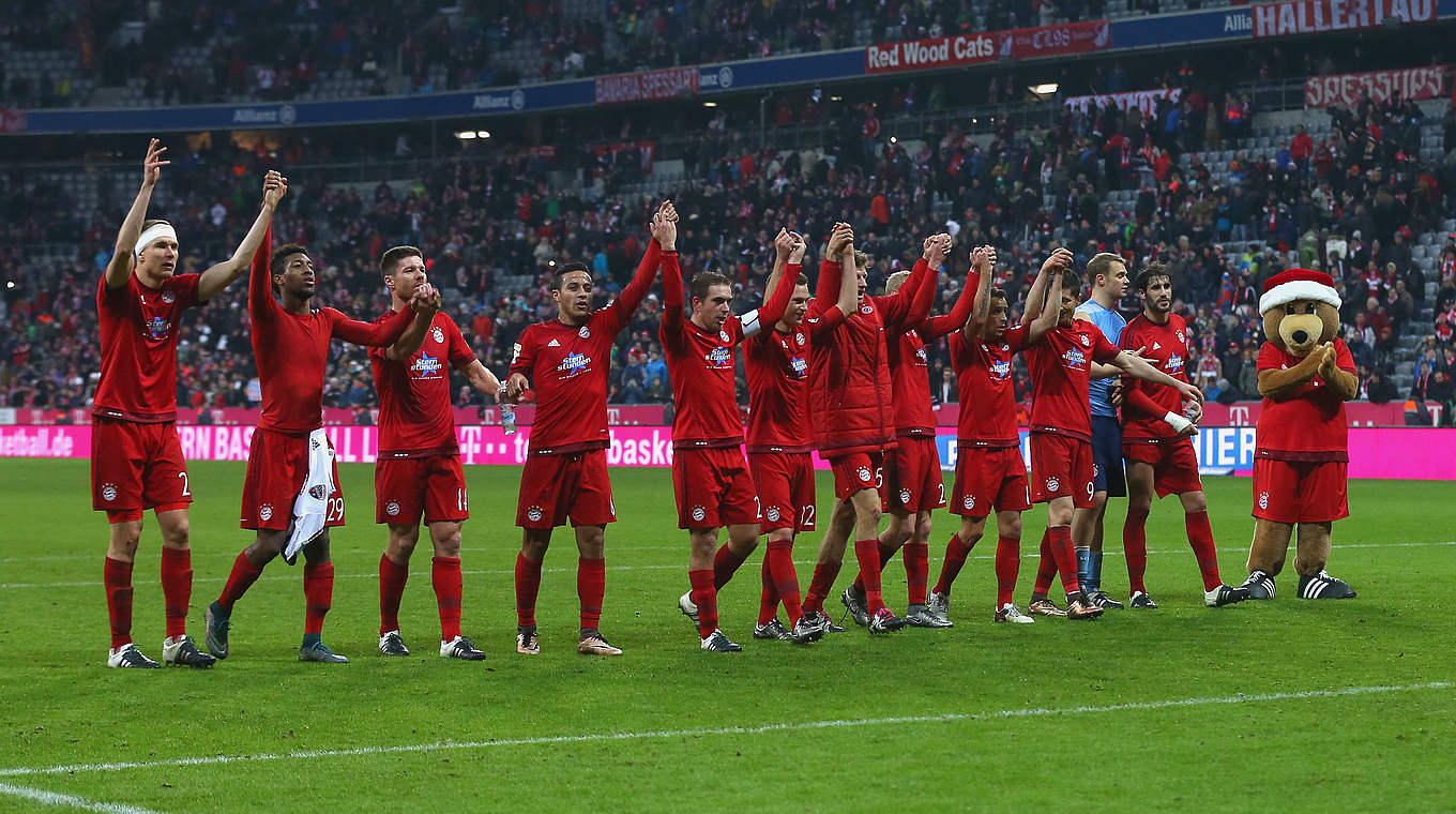 Feiern die Herbstmeisterschaft mit den Fans: Die Spieler des FC Bayern. © 2015 Getty Images
