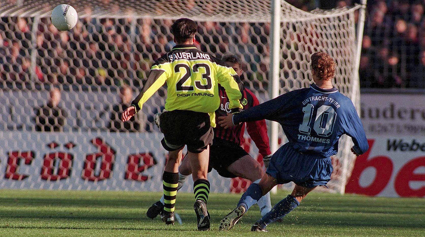 Das 1:0 im DFB-Pokal 1997/1998: Thömmes (r.) trifft für Trier, Dortmund scheidet aus © imago