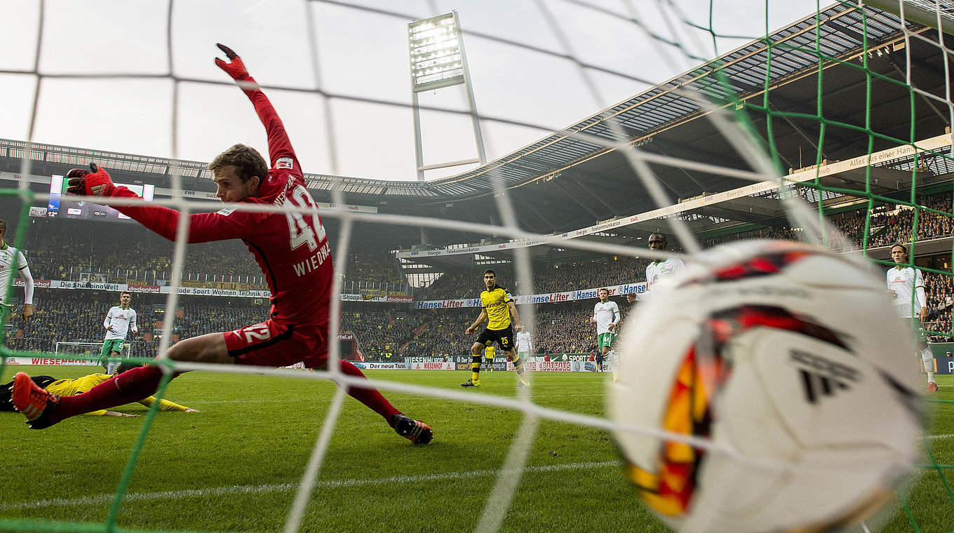 Schon 30 Gegentore in der Bundesliga: Felix Wiedwald ist mit Werder Bremen nur 14. © 2015 Getty Images