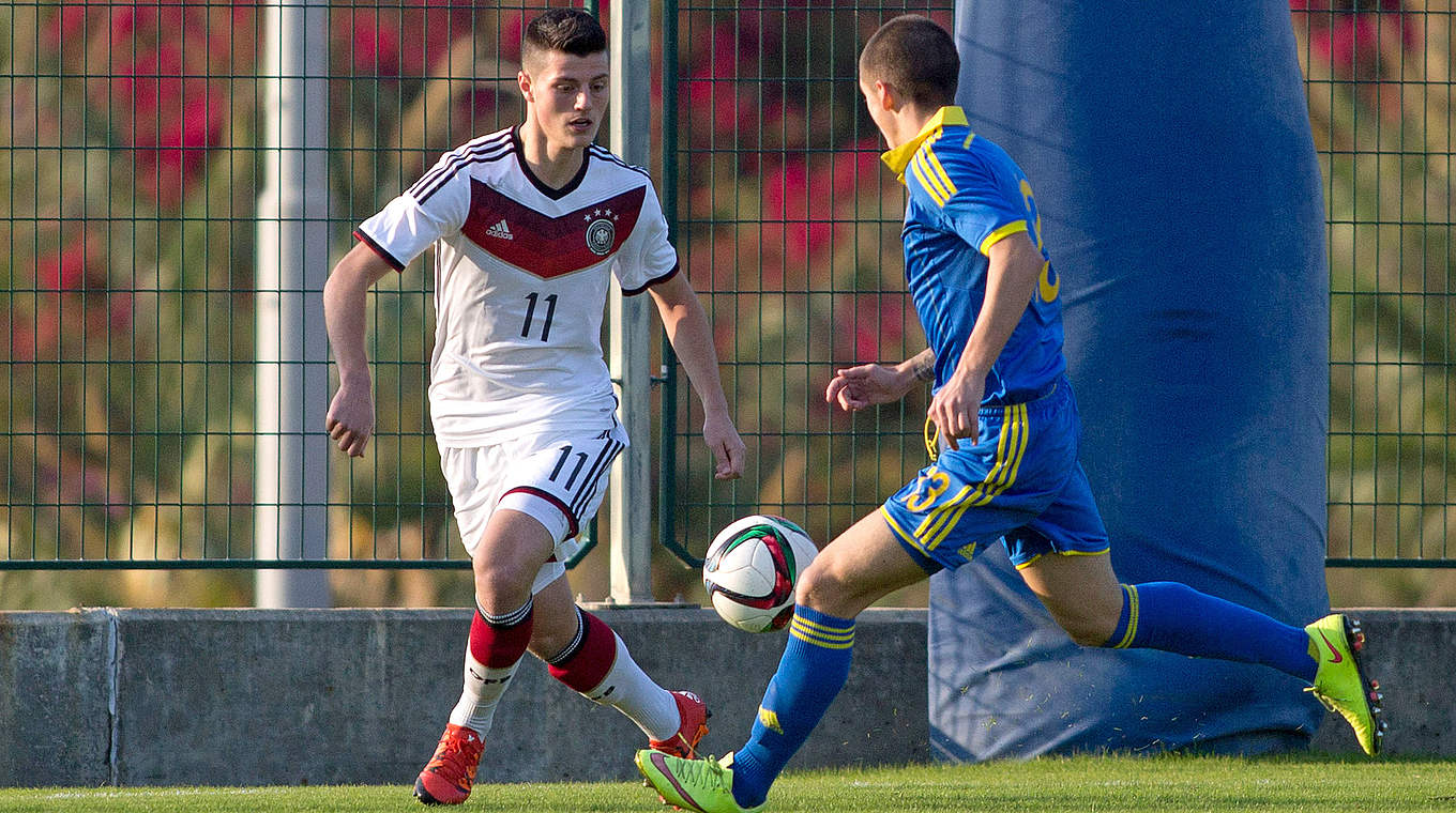 Heiße Duelle gegen die Ukraine: Dijon Ramaj (l.) vom VfB Stuttgart im Zweikampf © 2015 Getty Images