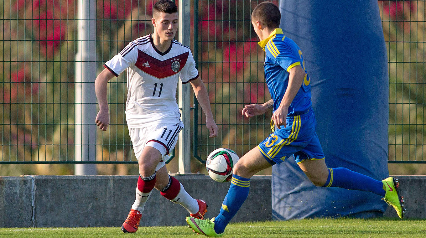 Behauptet den Ball gegenüber seinem ukrainischem Gegenspieler: Dijom Ramaj (l.) © 2015 Getty Images
