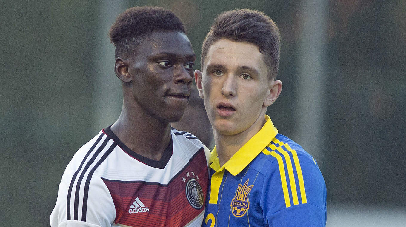 Es entwickelte sich phasenweise eine Begegnung auf Augenhöhe: Idrissa Toure (l. )und Stanislav Shkinder in Erwartung einer Ecke © 2015 Getty Images