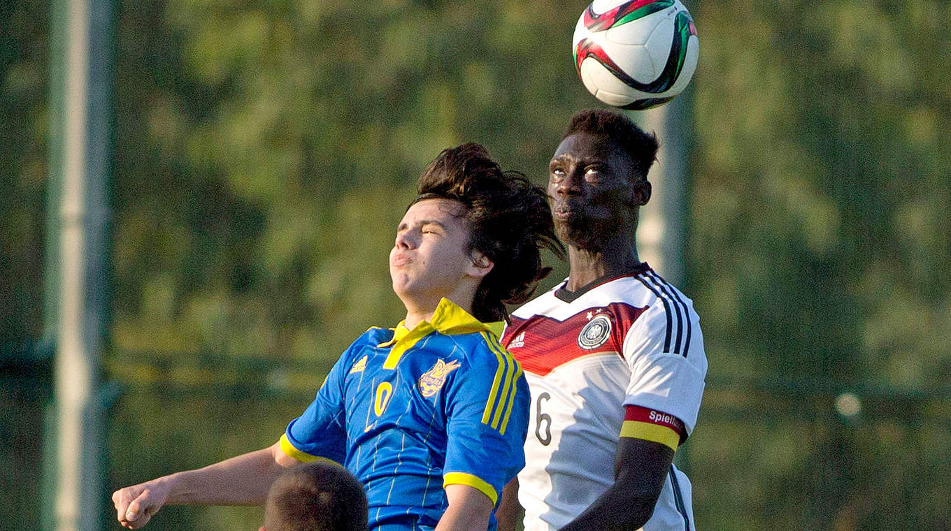 Eine umkämpfte Begegnung: Idrissa Toure (r.) entscheidet das Kopfballduell klar für sich © 2015 Getty Images