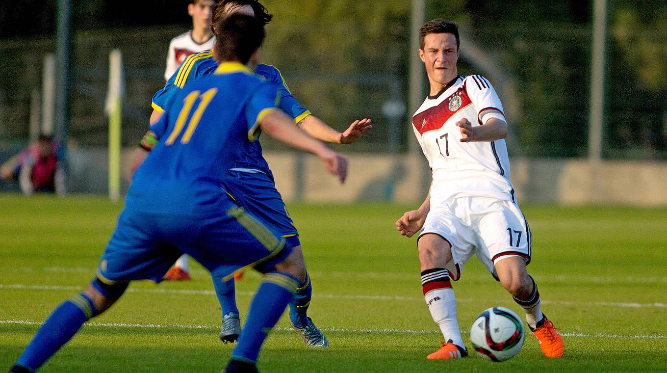 Immer mit dem Auge für den freien Mitspieler: Johannes Bender (r.) mit dem Pass © 