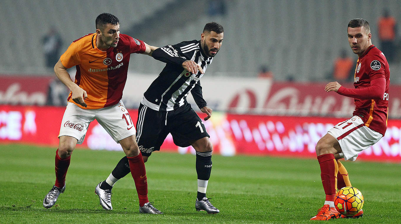 Kann die Derby-Niederlage für Galatasaray nicht verhindern: Lukas Podolski (r.) © imago/Seskim Photo