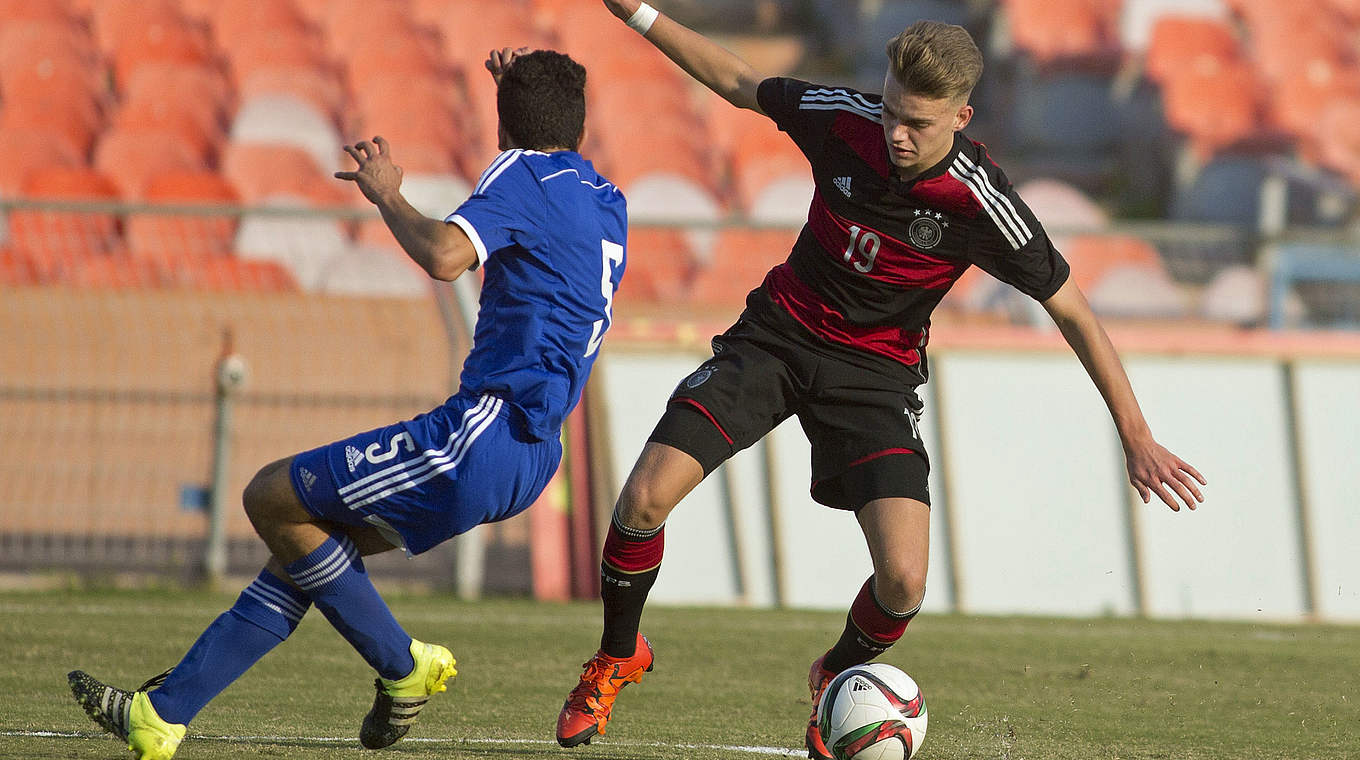 Strak in der Ballbehauptung: Nicklas Schipnoski (r.) lässt Gegenspieler Bar Gali stehen © 2015 Getty Images