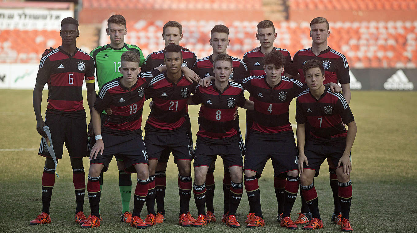 Aufstellung für das Mannschaftsfoto: Die U 18-Nationalmannschaft vor ihrem zweiten Spiel gegen den Gastgeber aus Israel © 2015 Getty Images