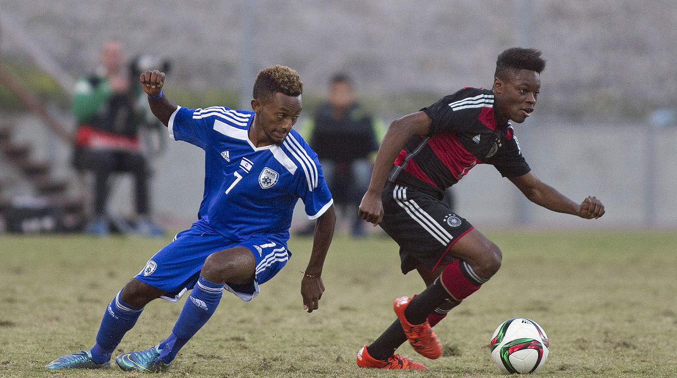 Abwehrspieler Bote Baku (r.) lässt Or Dasa aussteigen © 2015 Getty Images