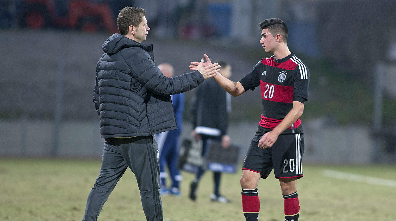 Sah einen beherzten Auftritt seiner Mannschaft: Guido Streichsbier (l.) gratuliert Beyhan Ametov zu einem guten Spiel © 2015 Getty Images