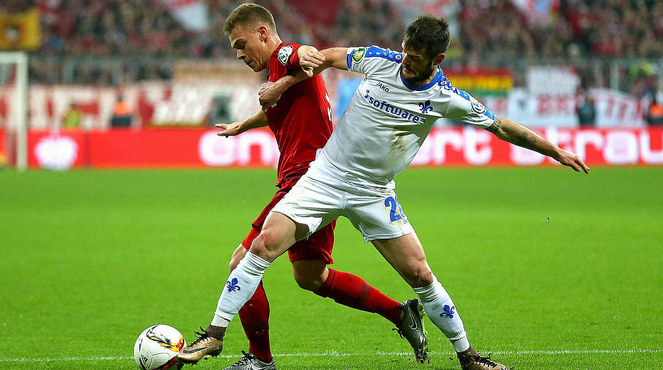 Joshua Kimmich in a possession battle with Marcel Heller © 