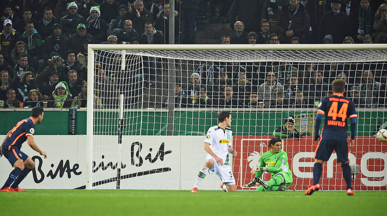 29. Treffer im 51. DFB-Pokalspiel: Claudio Pizarro (l.) trifft zum 3:2 für Werder © 2015 Getty Images