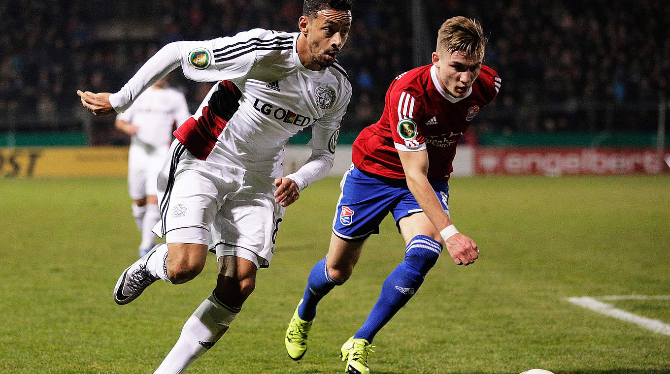 SpVgg Unterhaching - Bayer Leverkusen 1:3 (1:1): Karim Bellarbi (l.) setzt sich im Sprint durch © 2015 Getty Images