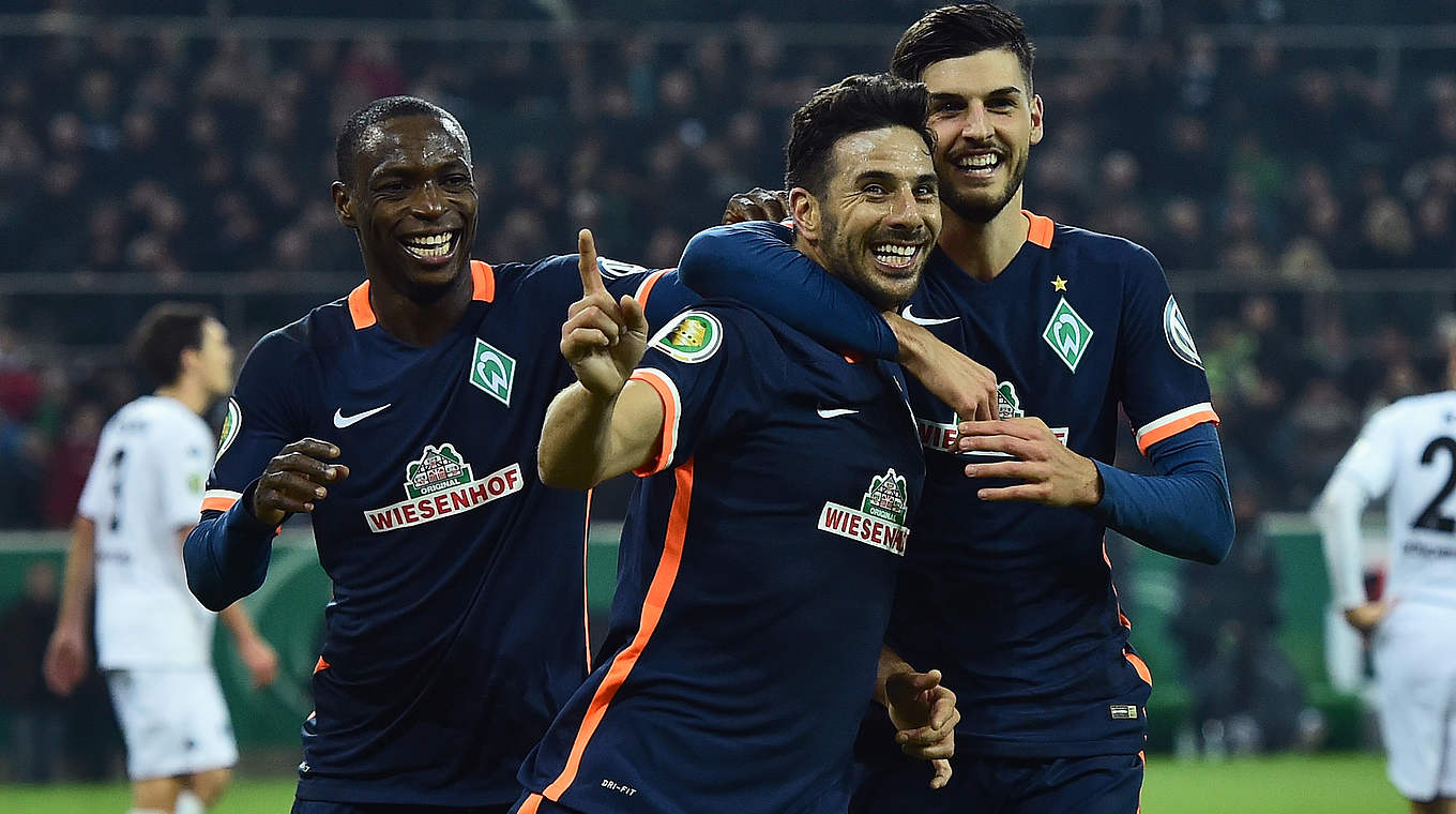 Borussia Mönchengladbach - Werder Bremen 3:4 (1:0): Altmeister Claudio Pizarro (M.) trifft für Bremen zur zwischenzeitlichen 3:2-Führung © 2015 Getty Images