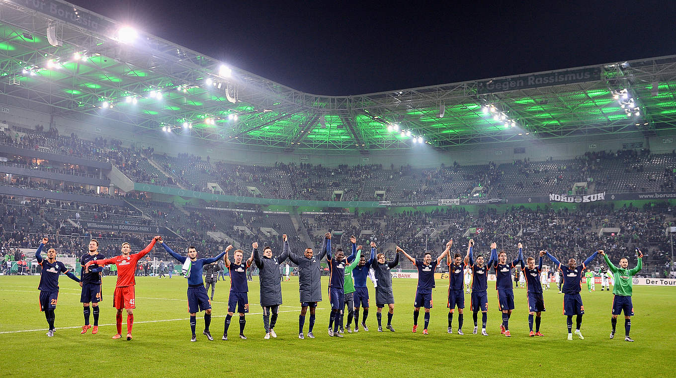 Borussia Mönchengladbach - Werder Bremen 3:4 (1:0): Am Ende lassen sich die Bremer Profis von den mitgereisten Fans für den Einzug ins Viertelfinale feiern © 2015 Getty Images