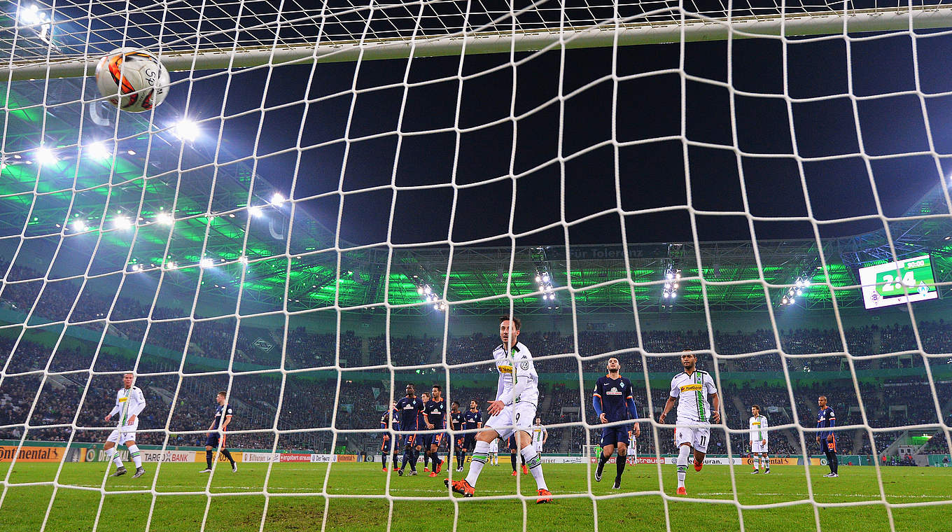 Borussia Mönchengladbach - Werder Bremen 3:4 (1:0): In der 94. Minute erzielt Branimir Hrgota seinen zweiten Treffer für Mönchengladbach. Die Aufholjagd kommt allerdings zu spät © 2015 Getty Images