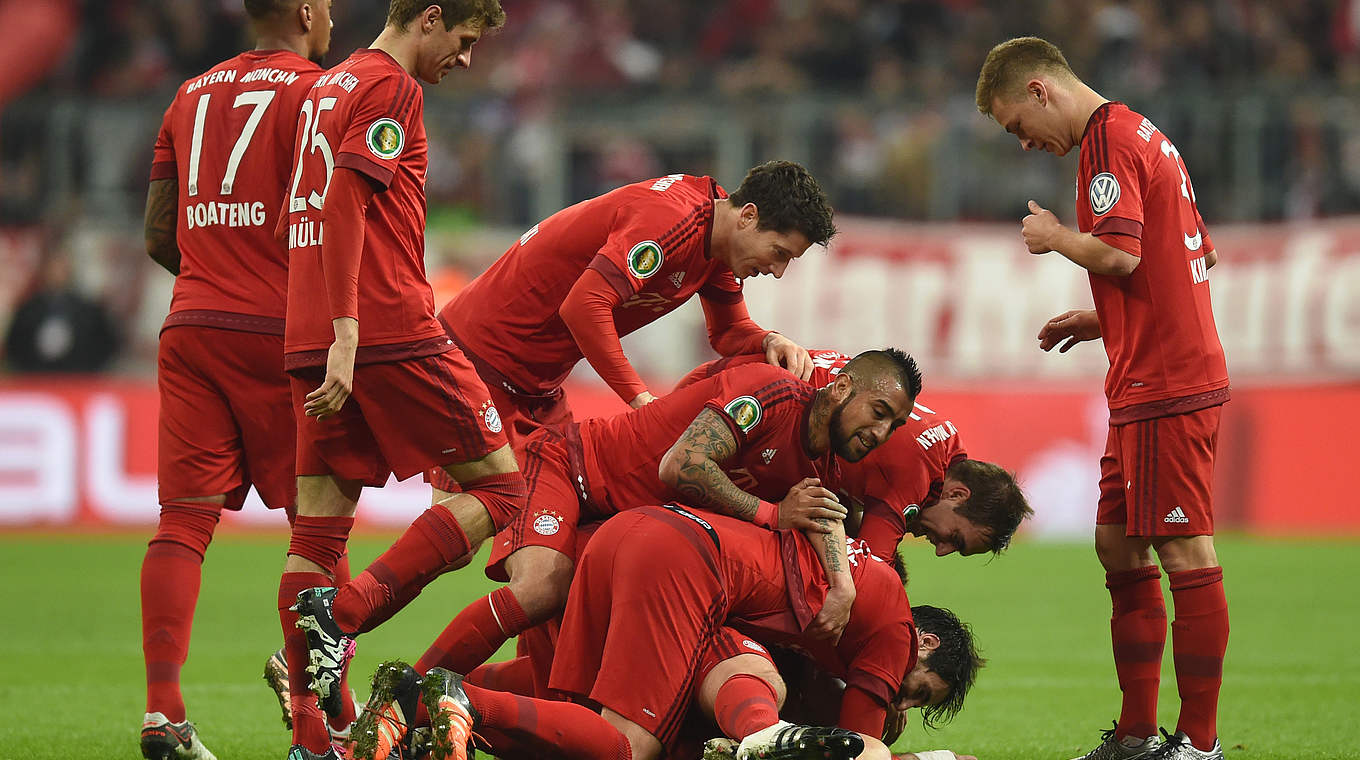 Bayern München - Darmstadt 98 1:0 (1:0): Die Freude bei den Bayern ist riesig: Xabi Alonso wird nach dem Treffer unter seinen Mitspielern begraben © 