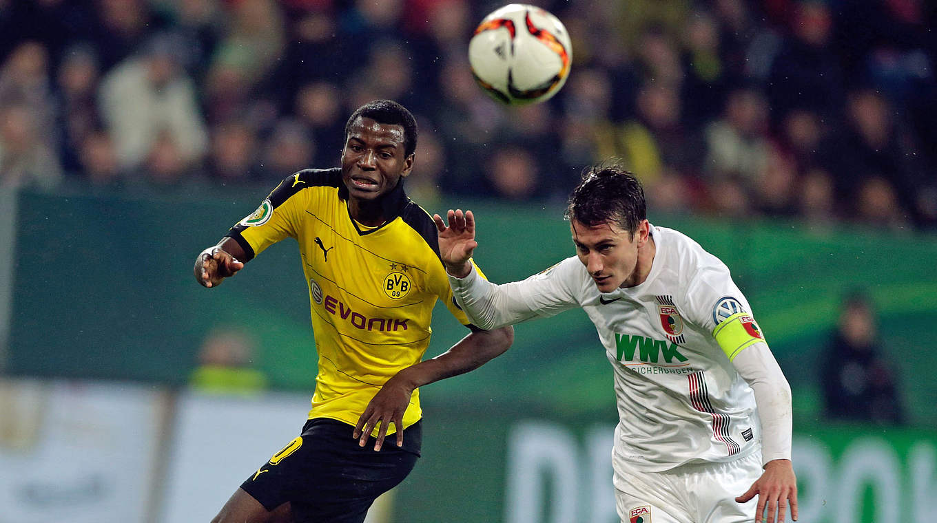 Umkämpfte Partie: Dortmunds Ramos (l.) gegen FCA-Kapitän Verhaegh © 2015 Getty Images