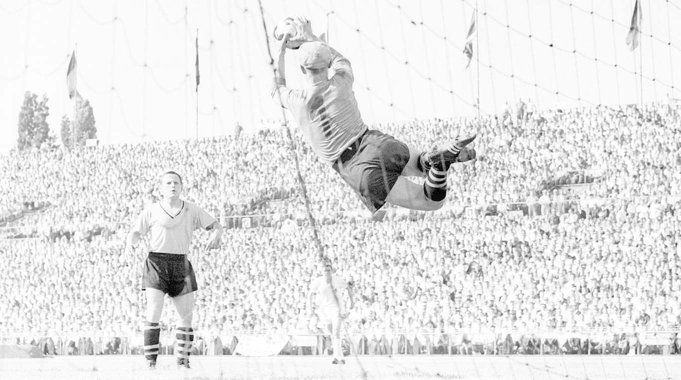 Flieger, grüß' mir die Sonne: BVB-Torwart Wessel hält im Finale 1963 überragend © imago sportfotodienst