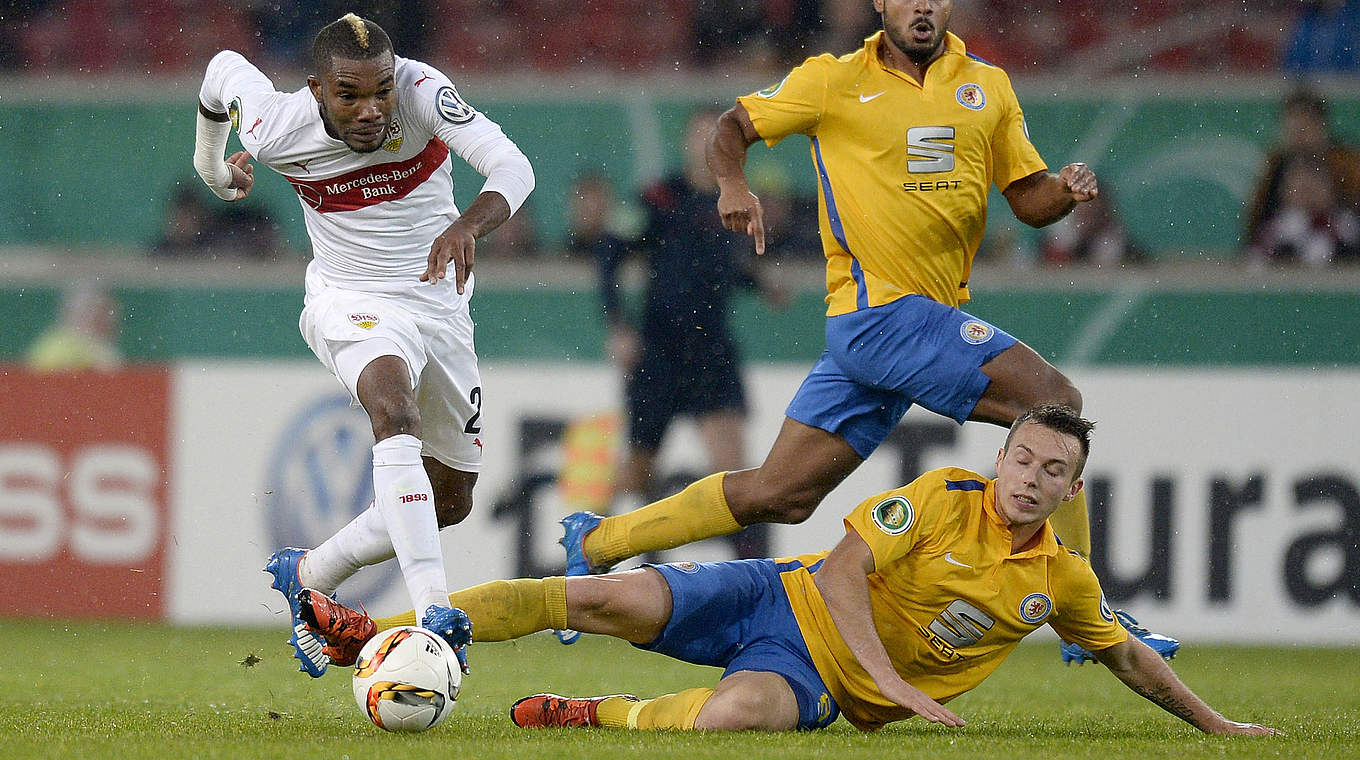 VfB Stuttgart - Eintracht Braunschweig 3:2 (1:1, 1:1) n.V. : Im Duell mit Adam Matuschyk: Der Ivorer Serey Dié (l.). © 2015 Getty Images