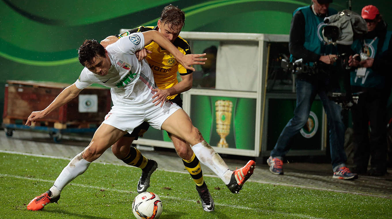 FC Augsburg - Borussia Dortmund 0:2 (0:0): Umkämpftes Spiel: Ja-Cheol Koo (l.) im Duell mit Marcel Schmelzer. © 2015 Getty Images