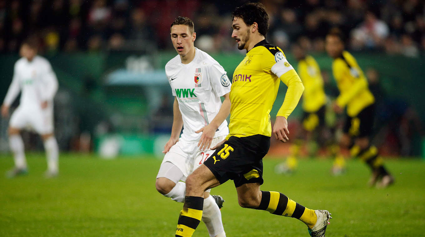 FC Augsburg - Borussia Dortmund 0:2 (0:0): Zeigte an seinem 27. Geburtstag eine überzeugende Leistung: Nationalspieler Mats Hummels (r.). © 2015 Getty Images