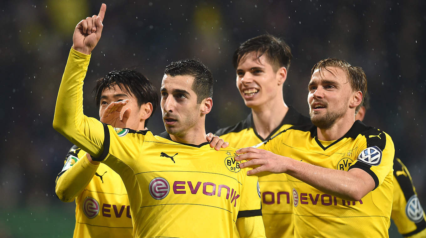 FC Augsburg - Borussia Dortmund 0:2 (0:0): Nicht zuletzt aufgrund seine Tores wieder mit einer guten Partie: Henrikh Mkhitaryan (2.v.l) © 2015 Getty Images