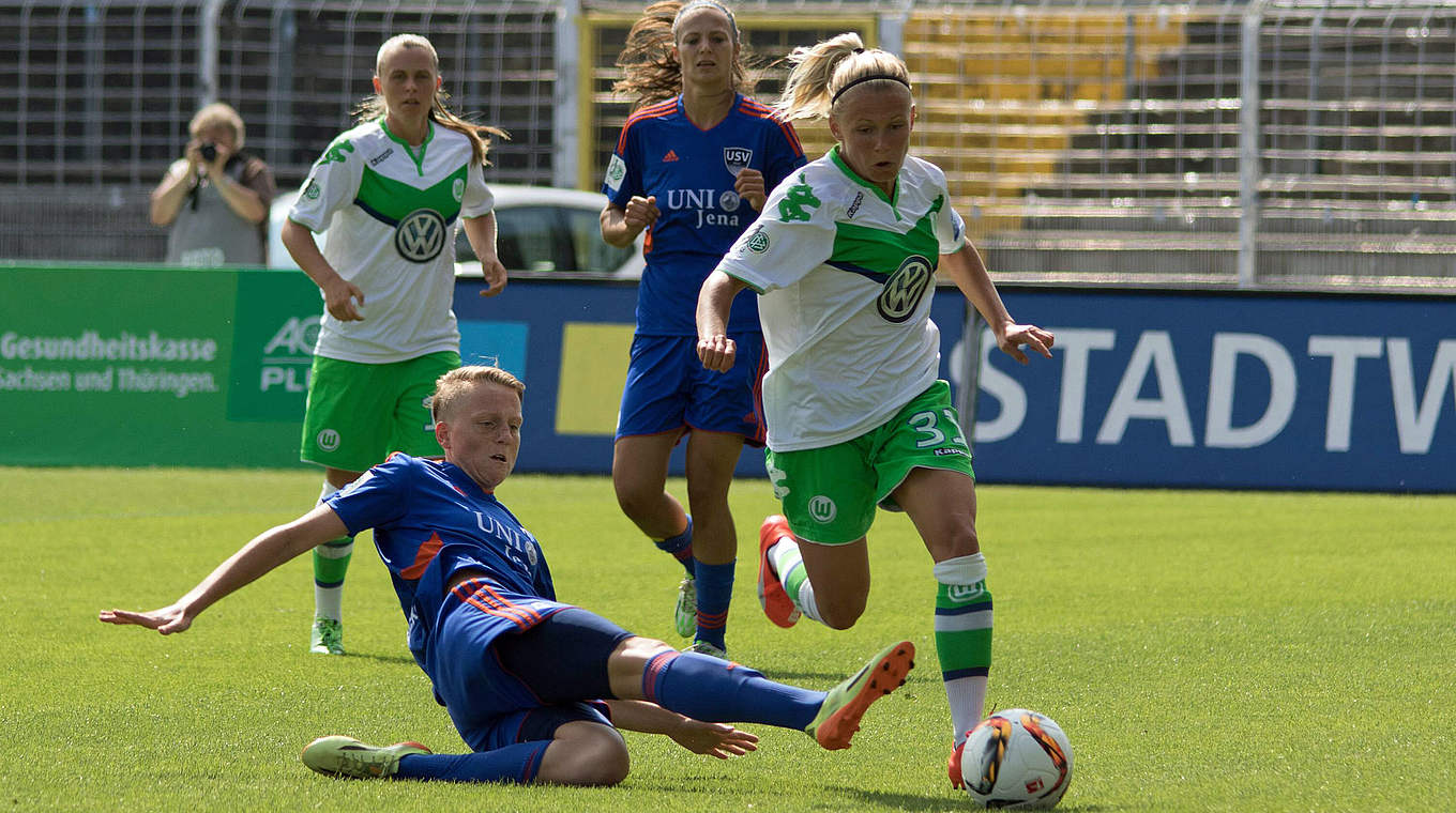 Klarer Favorit gegen Jena: DFB-Pokalsieger VfL Wolfsburg mit Angreiferin Julia Simic (r.) © imago/foto2press