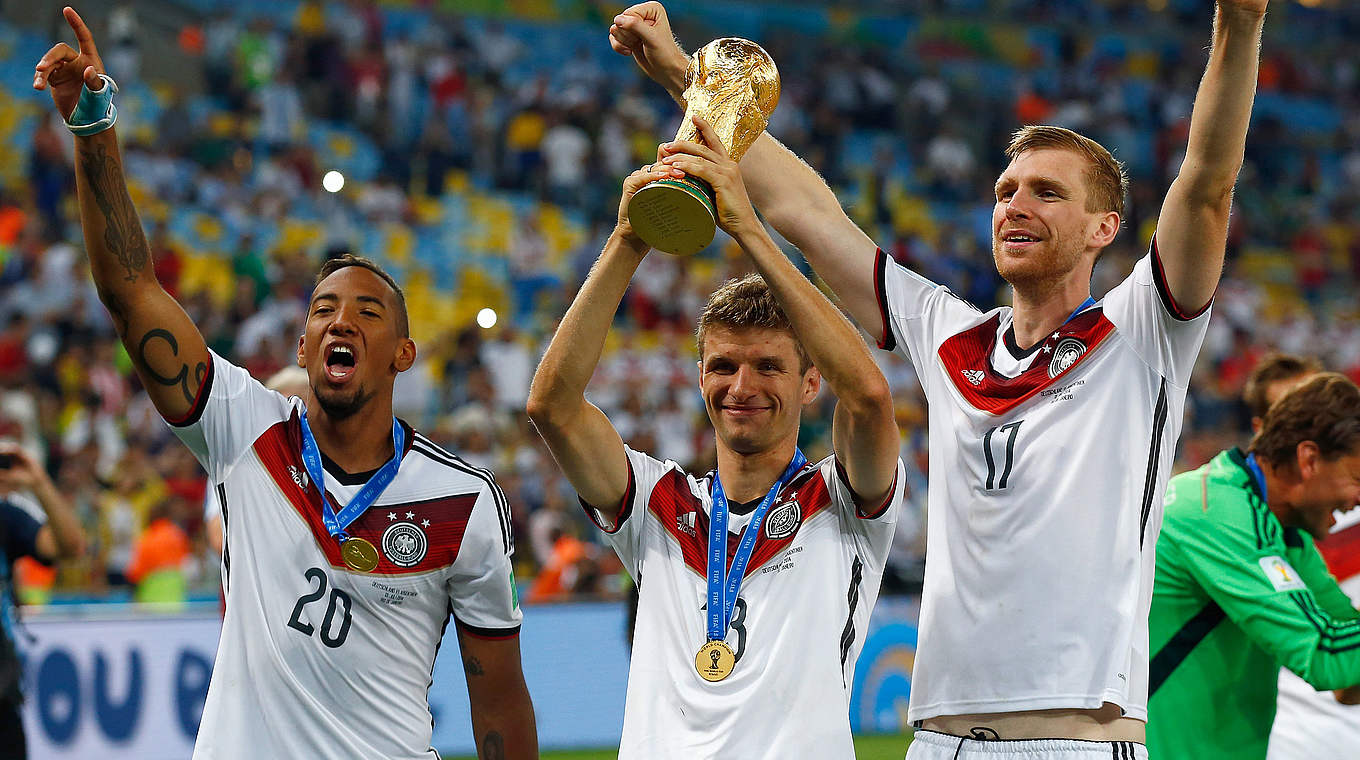 Bleiben den Bayern treu: die Weltmeister Jerome Boateng (l.) und Thomas Müller (M.) © 2014 Getty Images