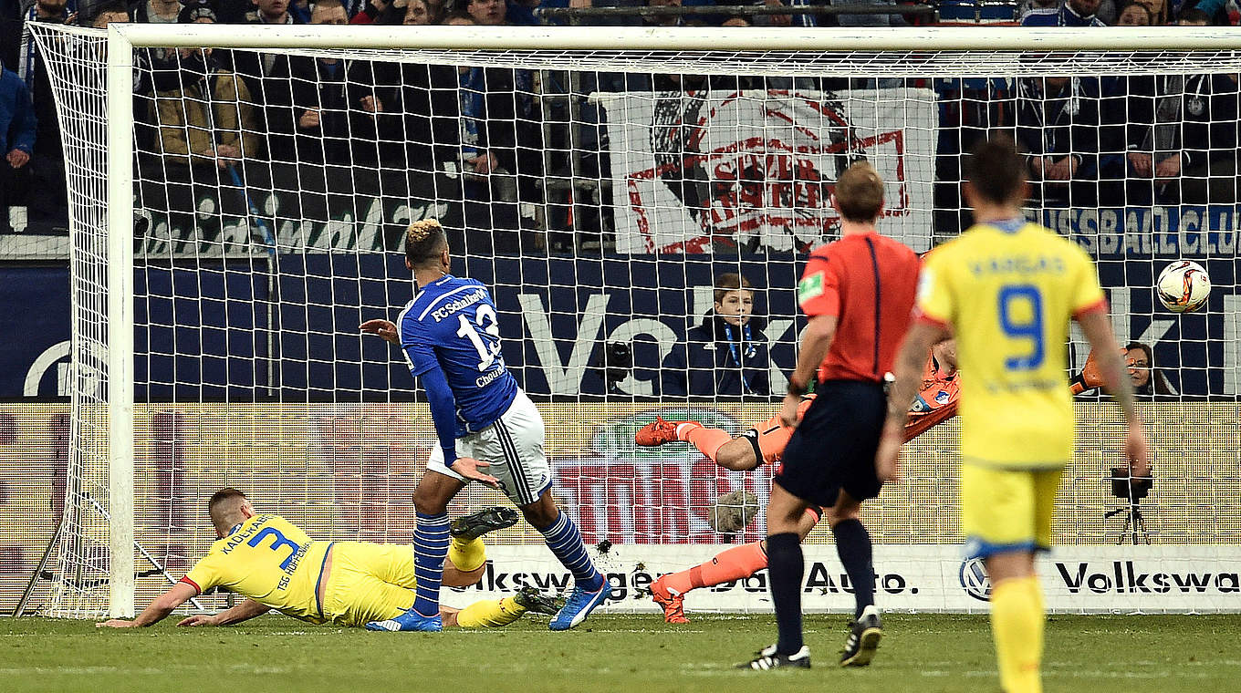 Choupo-Moting puts Schalke into the lead - deciding moment of the match © 2015 Getty Images