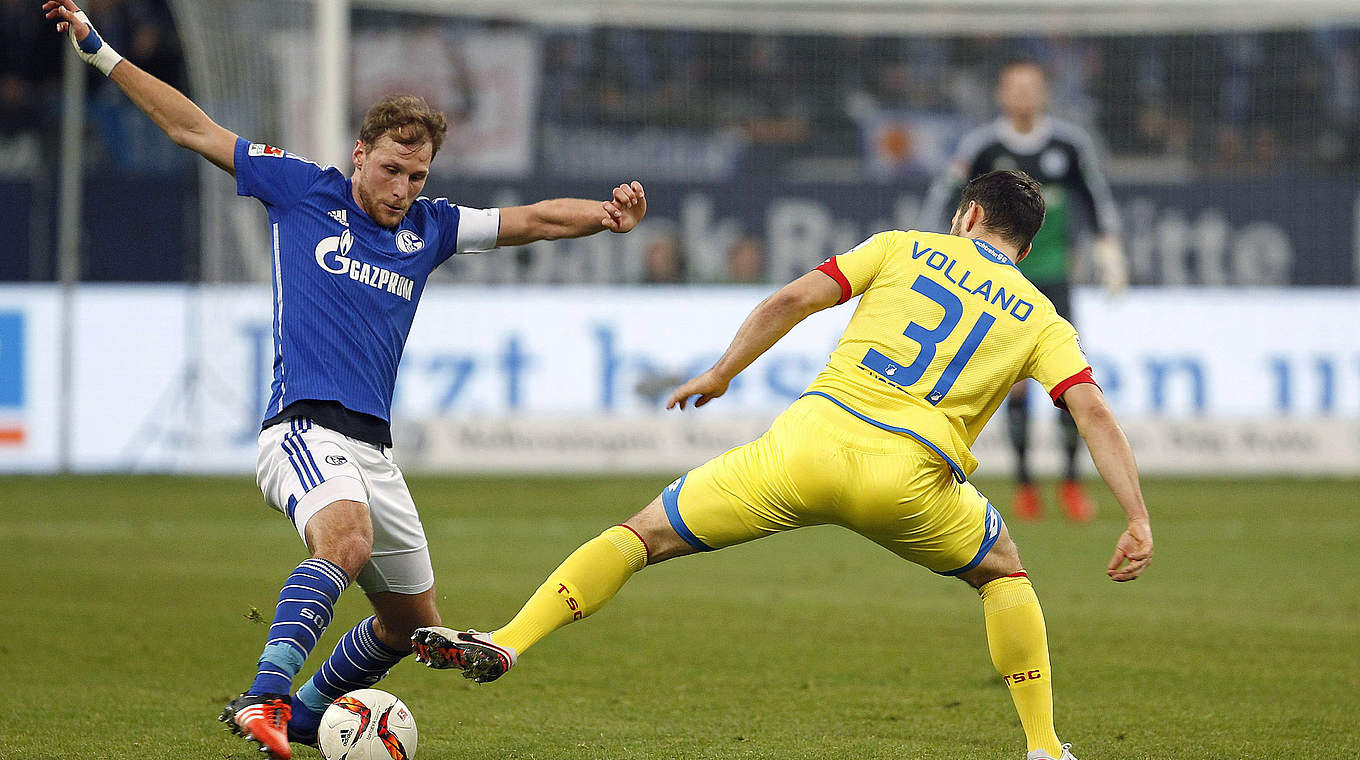 Schalke captain in a possession battle with Kevin Volland © imago/mika