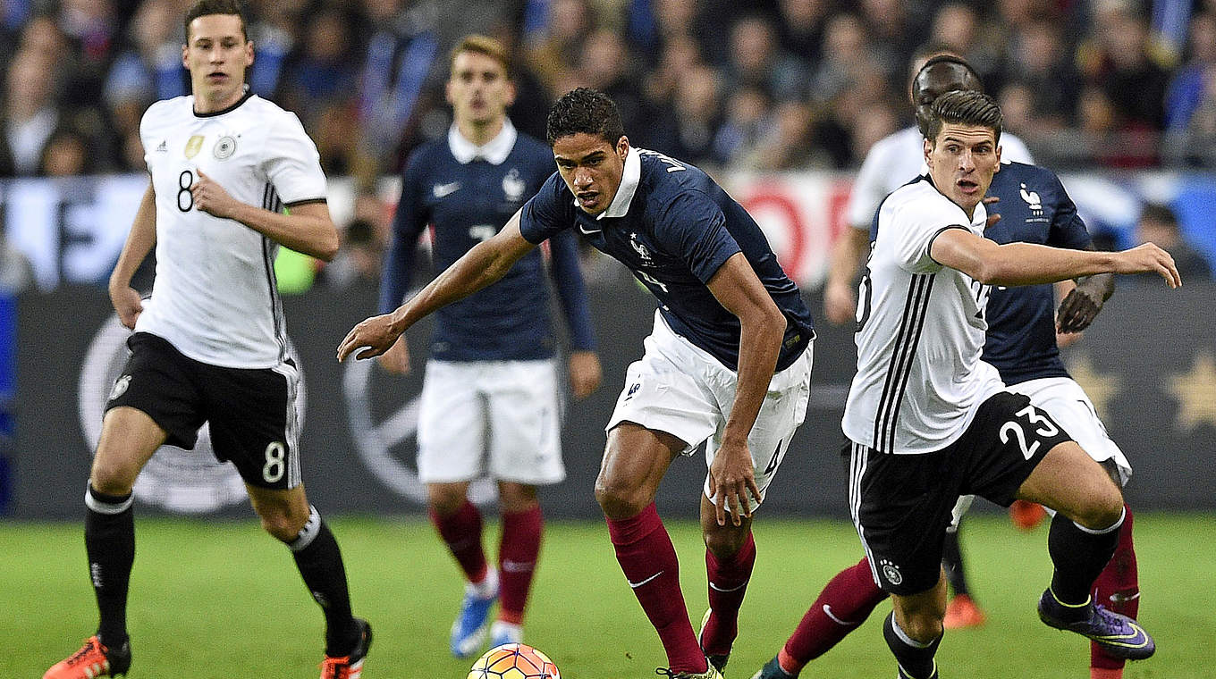 Löw nach dem Anschlag von Paris: "Es gibt keinen Platz für Terror und Gewalt." © 