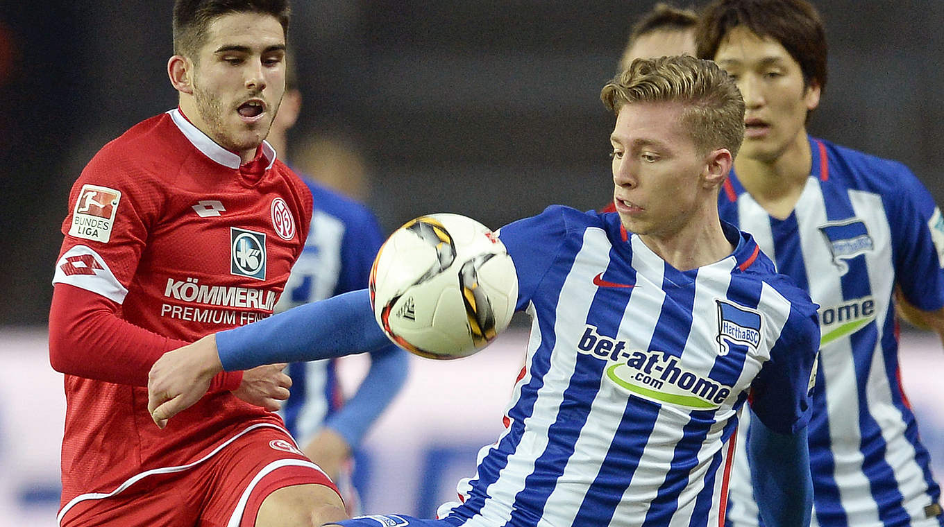 Berlin's Mitchell Weiser takes on Jairo Samperio of Mainz © ROBERT MICHAEL/AFP/Getty Images