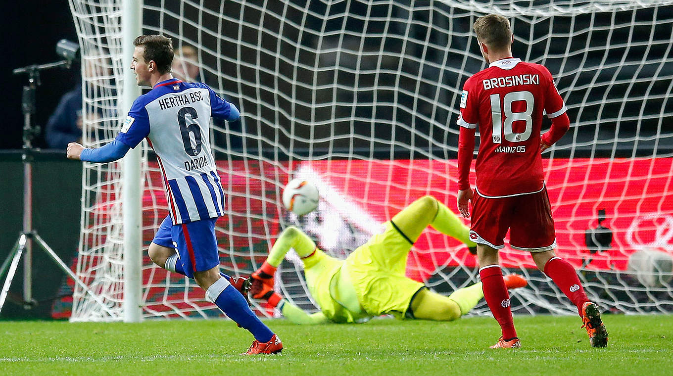 Starkes Solo zum 1:0: Herthas Vladimir Darida (l.) schließt ab © 2015 Getty Images