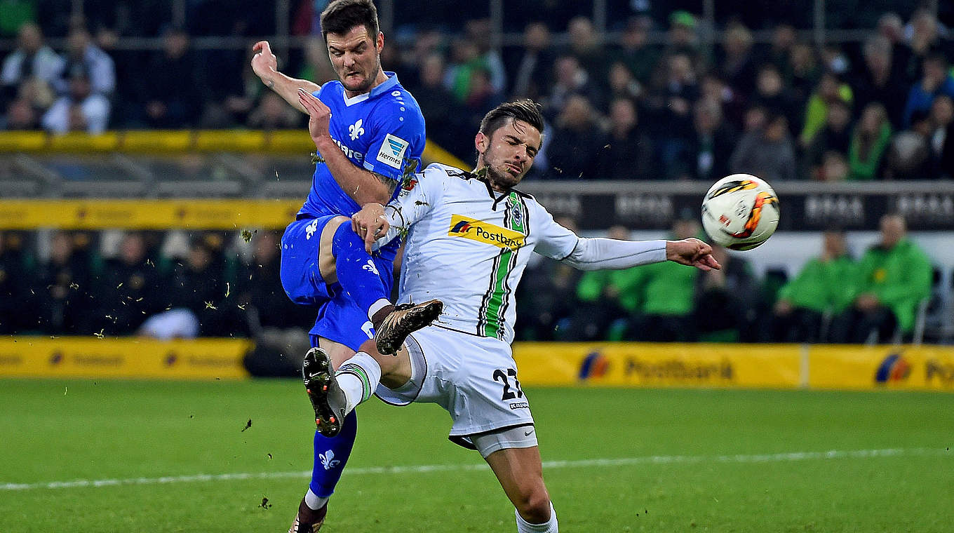 Darmstadt's Marcel Heller challenges Gladbach's Julian Korb © 2015 Getty Images