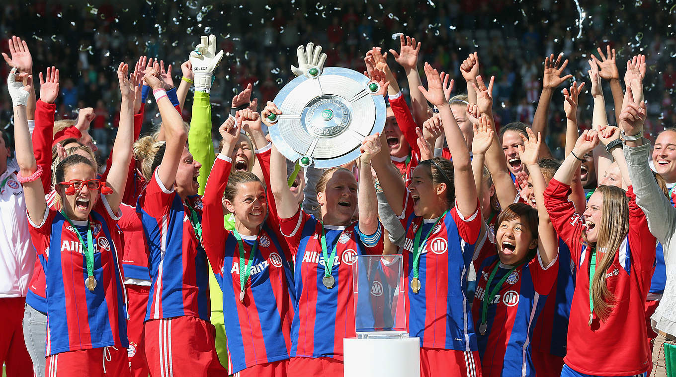 Titelverteidiger mit Schale: Der FC Bayern München ist Deutscher Meister 2014/2015 © 2015 Getty Images