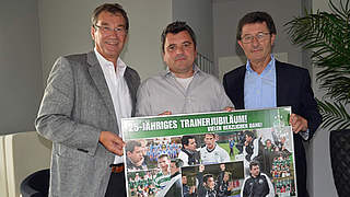 25-jähriges Trainerjubiläum: Krapf (M.) mit Präsident Hack (r.) und NLZ-Leiter Gerling © SpVgg Greuther Fürth