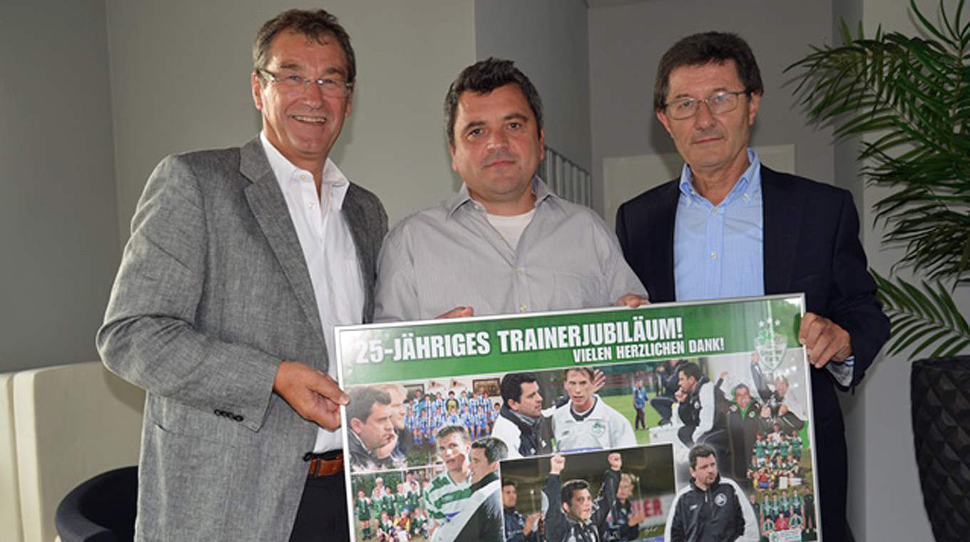 25-jähriges Trainerjubiläum: Krapf (M.) mit Präsident Hack (r.) und NLZ-Leiter Gerling © SpVgg Greuther Fürth