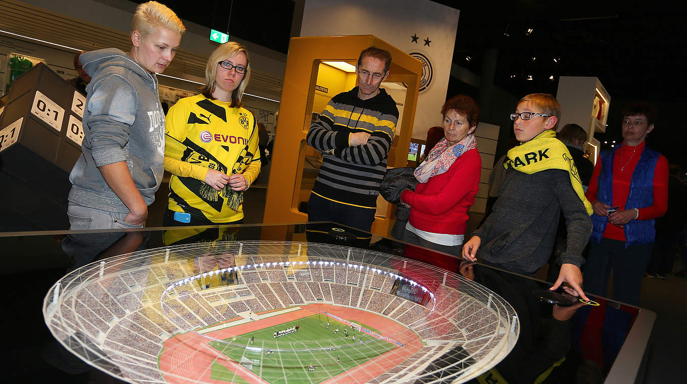 Gebannte Blicke: das Fußballmuseum lockt viele Fans nach Dortmund   © 2015 Getty Images