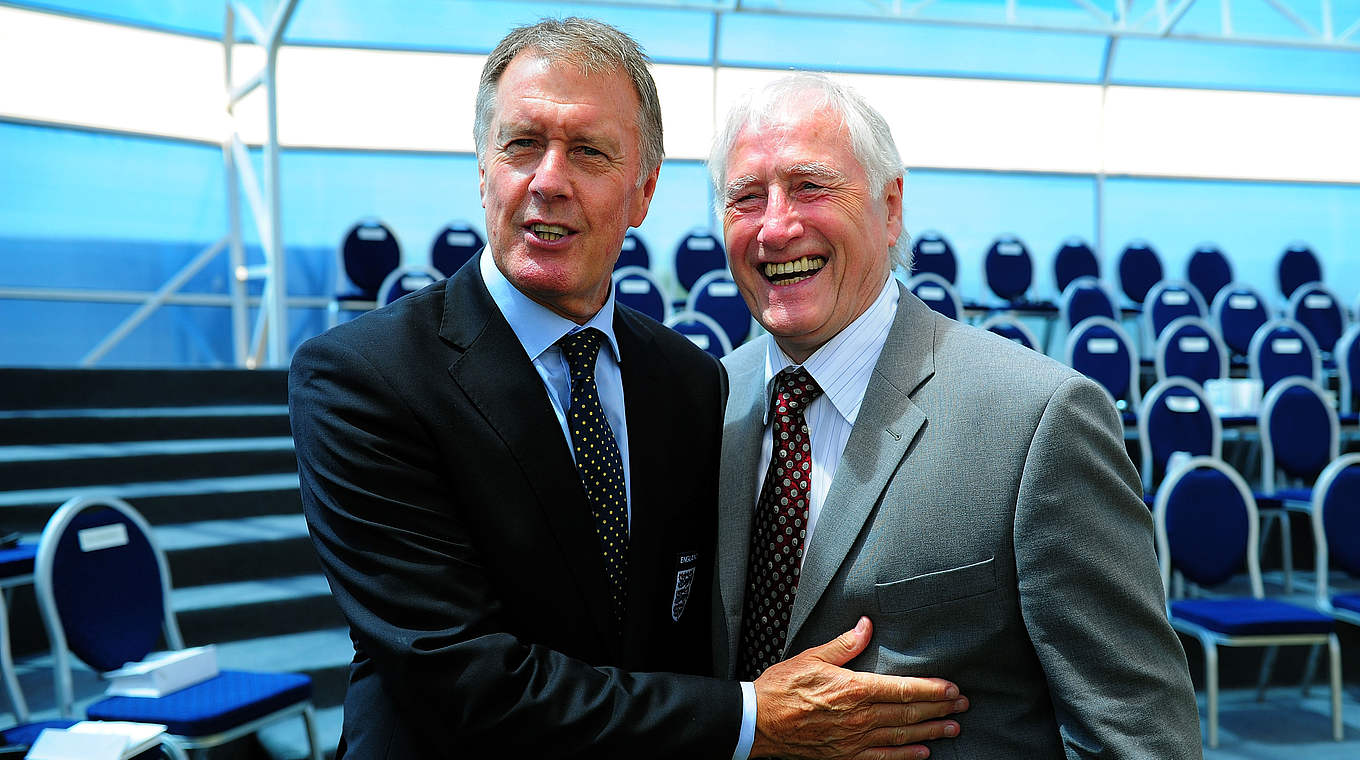 Wiedersehen alter Rivalen: Hans Tilkowski (r.) und Sir Geoff Hurst © 2011 Getty Images
