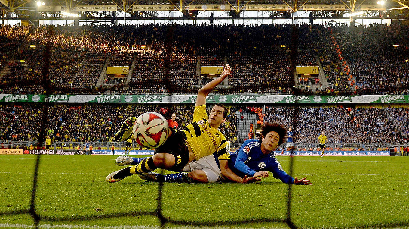 12. Spieltag: Borussia Dortmund - FC Schalke 04 3:2 (2:1): Der BVB siegt auch im Derby und feiert den siebten Sieg in Serie, während S 04  nun schon seit sechs Partien auf einen Erfolg wartet. © 2015 Getty Images