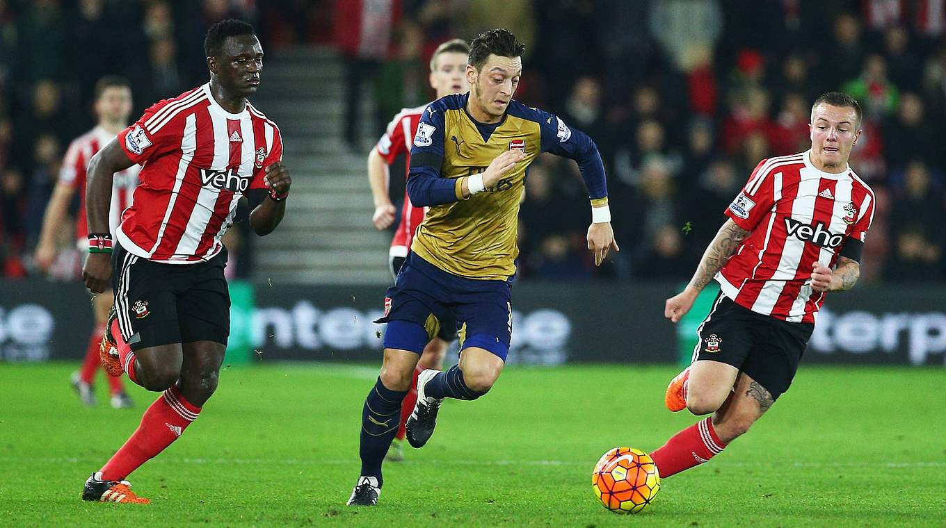 Gegen Southampton ohne Chance: Mesut Özil (M.) und Co. © 2015 Getty Images